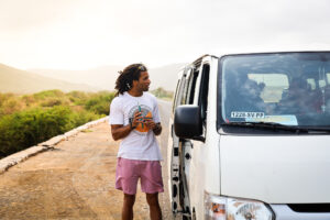 Man die bezig is aan de eilandtour op Sao Vicente in Kaapverdie